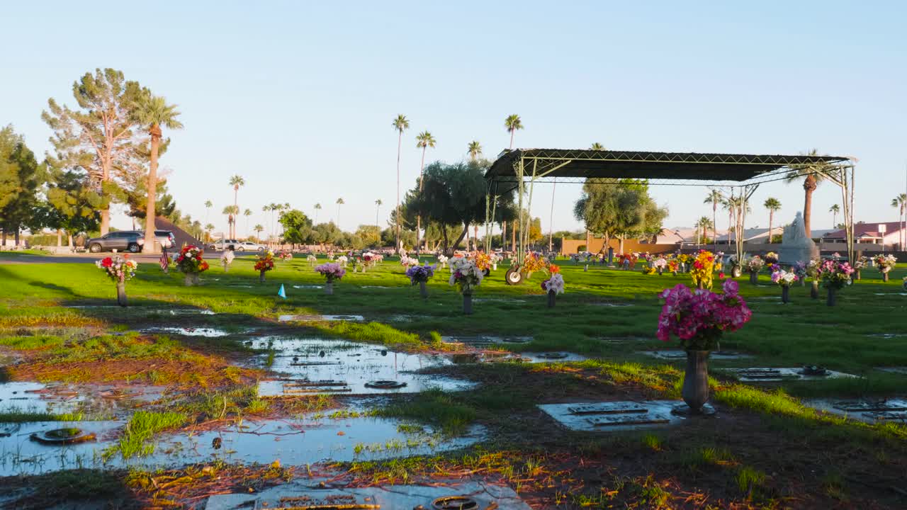 낮에 묘지를 가로질러 이동