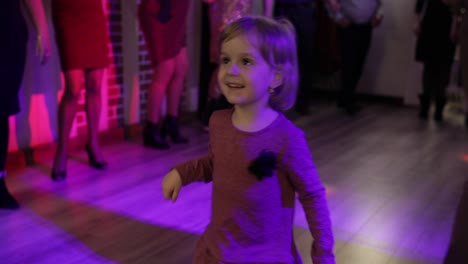 pequeño niño bailando en la patria. se siente feliz, sonriendo. niña divirtiéndose en la discoteca