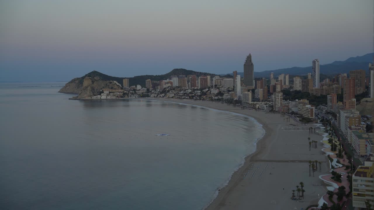 Spiaggia di Benidorm vuota di sera, resort e costa dall'alto, timelapse 4K.