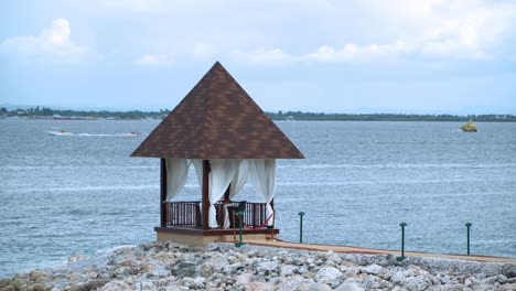 Vista-Panorámica-De-Un-Cobertizo-Para-Una-Cena-Romántica-Junto-A-La-Playa-Durante-La-Puesta-De-Sol-En-Shangri-la-Mactan,-Cebu,-Filipinas