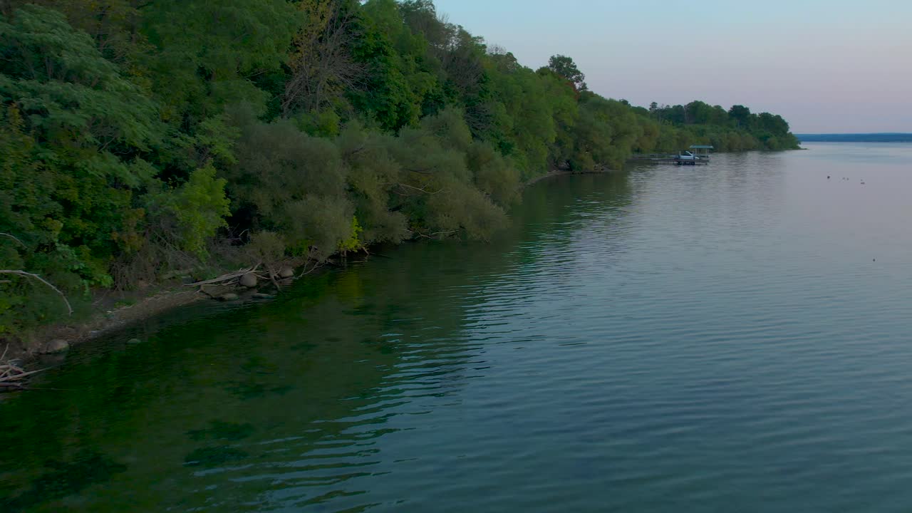 Splendido sorvolo aereo con drone lungo le rive del Lago Seneca, New York, al tramonto