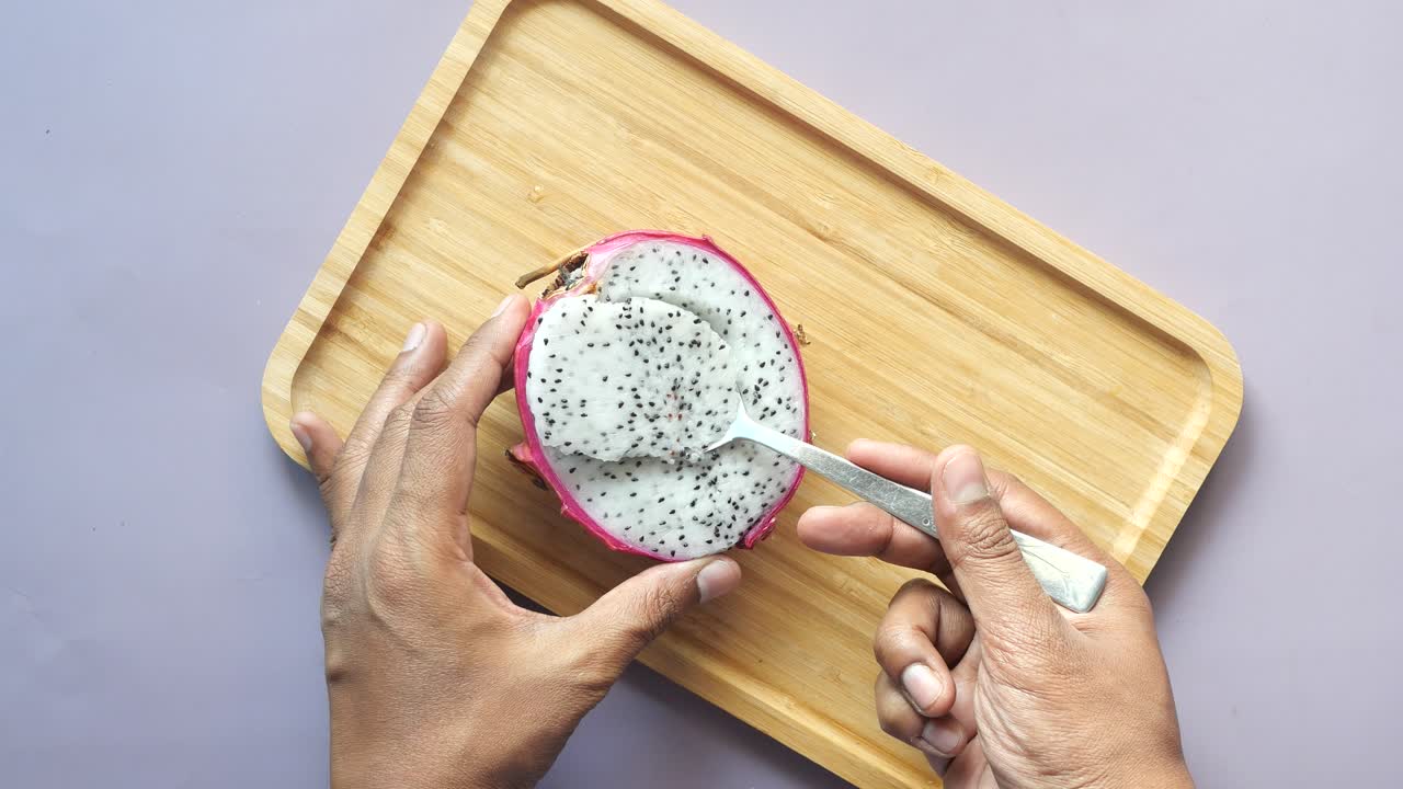 recogiendo la fruta del dragón con la cuchara