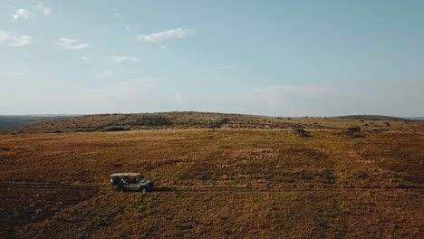 Una-Hermosa-Toma-Cinematográfica-De-Un-Dron-Tomada-En-Sudáfrica-Durante-Un-Safari