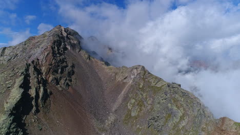 Toma-Aérea-De-Drones-Del-Majestuoso-Pico-De-La-Montaña-Rocosa