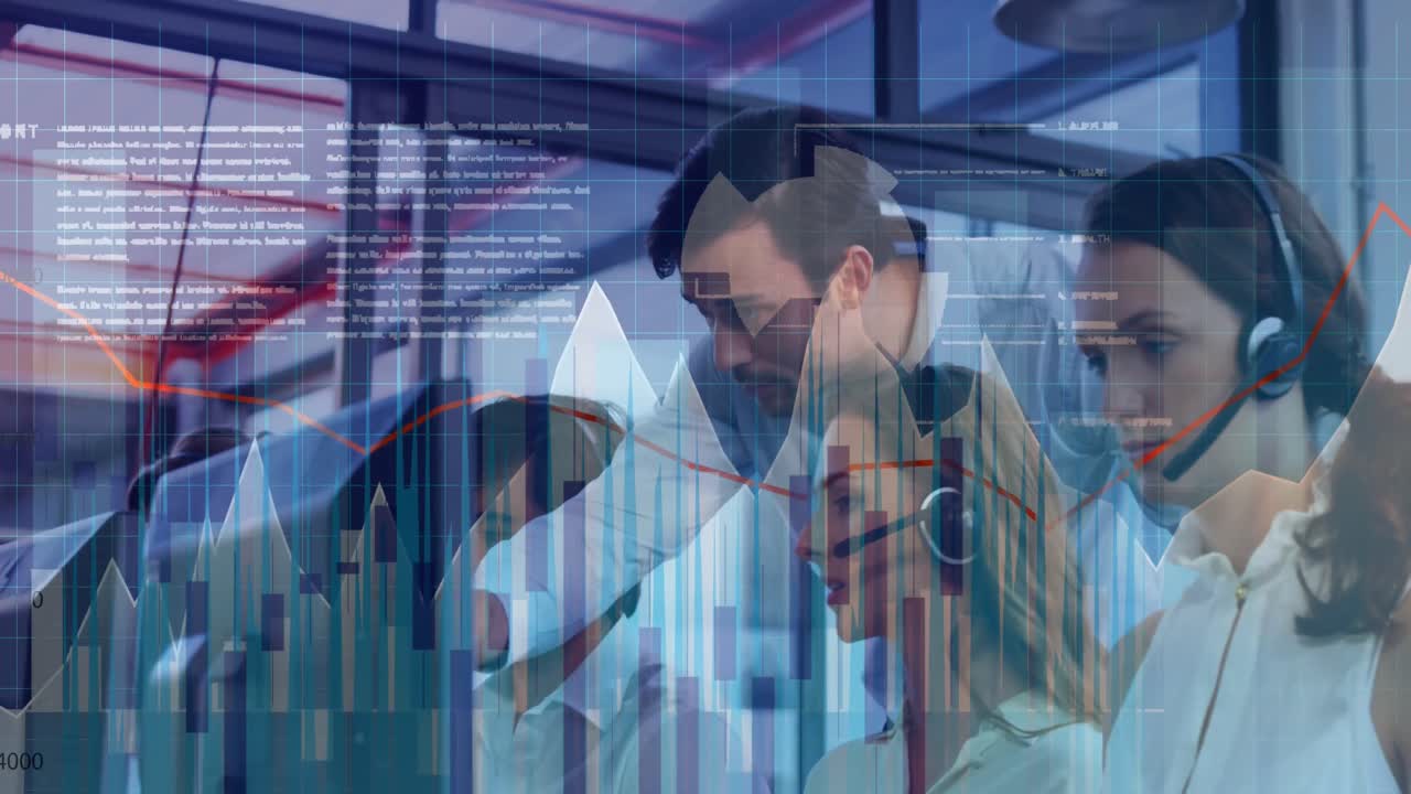 사무실에서 일하는 고객관리 임원 팀에 대한 금융 데이터 처리