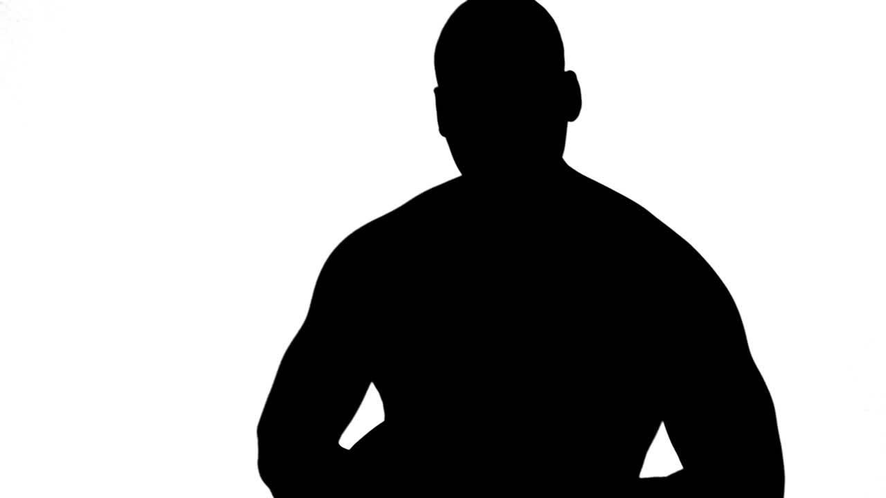 카메라 를 위해 포즈 를 취하는 권투 선수 의 근육적 인 실루 ⁇