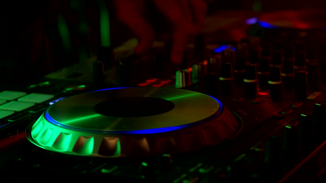 dj de fiesta en cámara lenta