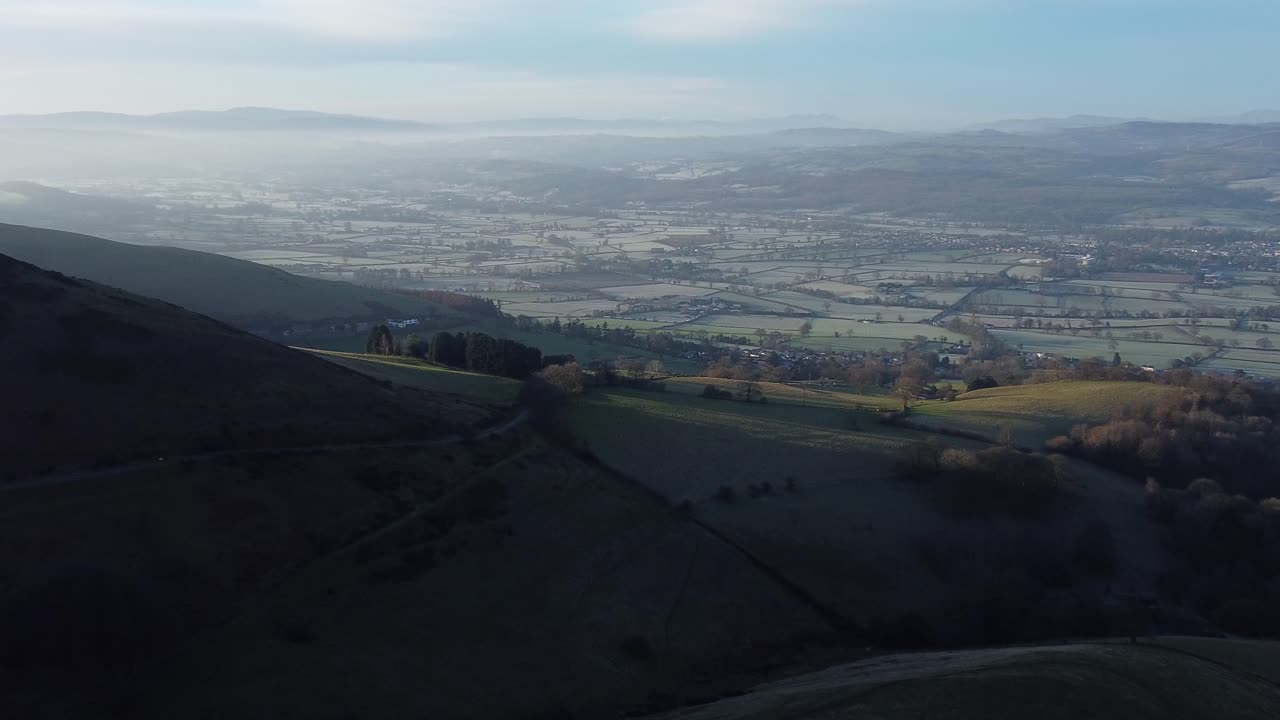 일출 시 탁 트인 시골 산골짜기 시골의 먼 안개 낀 층