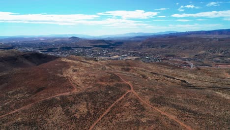 disparo de drones mirando sobre un acantilado en la ciudad de la verkin en el sur de utah