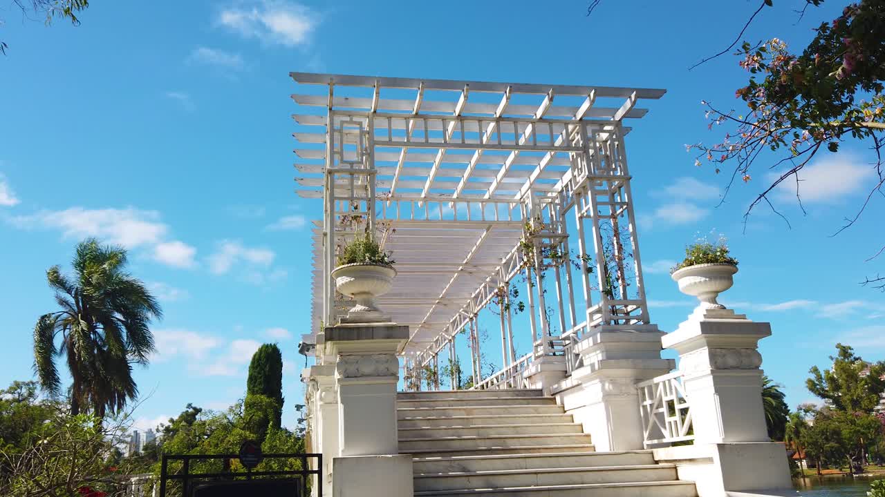 Architettura di una pergola greca in un ambiente di parco urbano verde a Palermo, Buenos Aires, Rosedal, Argentina