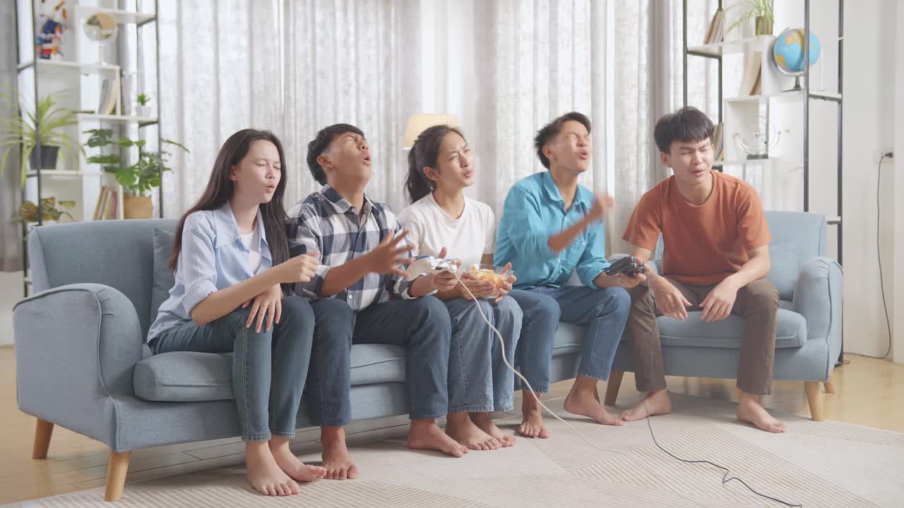 십대 들 이 집 에서 비디오 게임 을 하고 있다