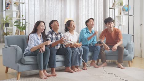 십대 들 이 집 에서 비디오 게임 을 하고 있다
