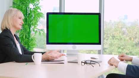 Business-people-in-the-conference-room-with-green-screen