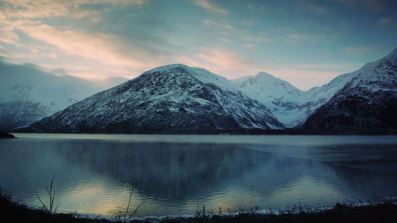 lago cerca de portage alaska en un día frío y nublado