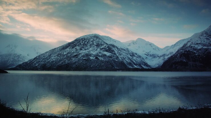 Lago vicino a Portage, Alaska, in una giornata fredda e nuvolosa