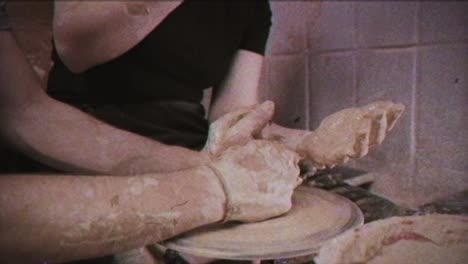 un alfarero enseña a una mujer a hacer platos de arcilla. un hombre toma las manos de una mujer. efecto vintage.