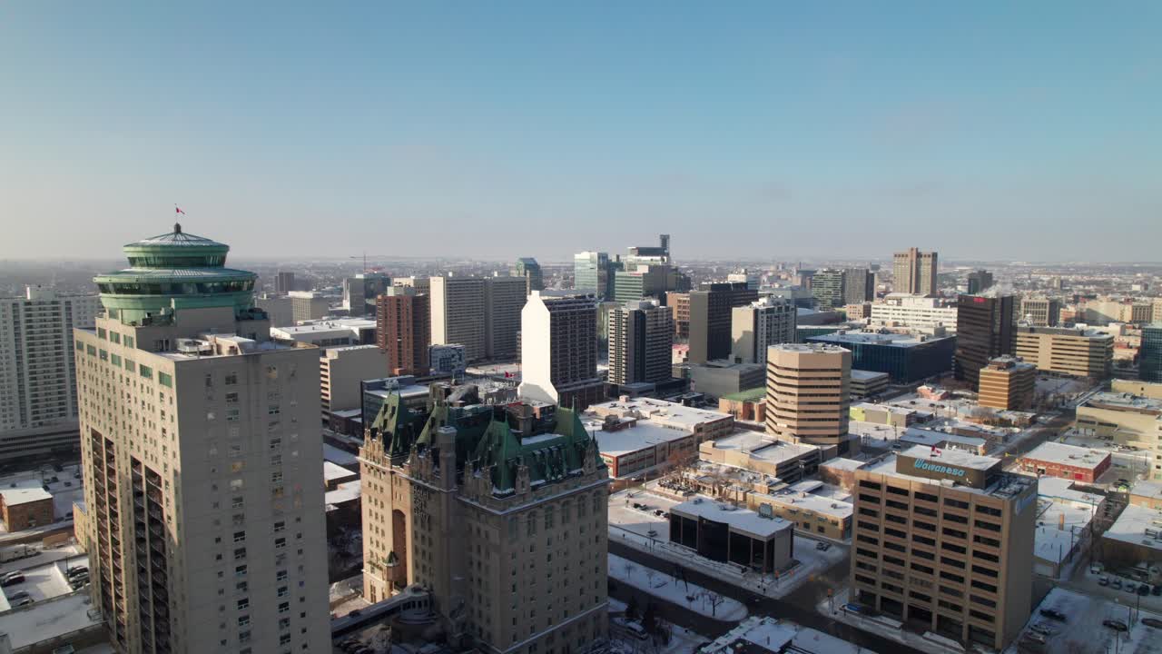 윈니 다운타운의 깨한 드론 촬영은 겨울에 포트 게리 호텔과 전면에 회전하는 레스토랑, 4k