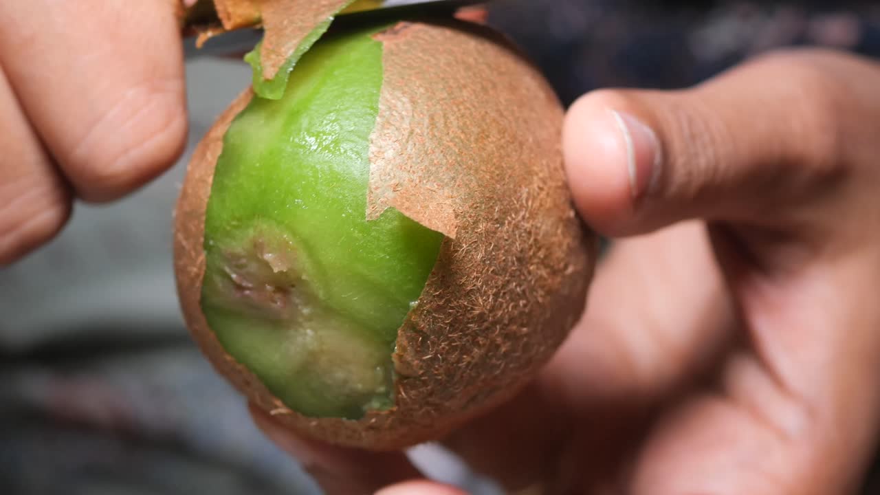 키위 질을 벗기는 것