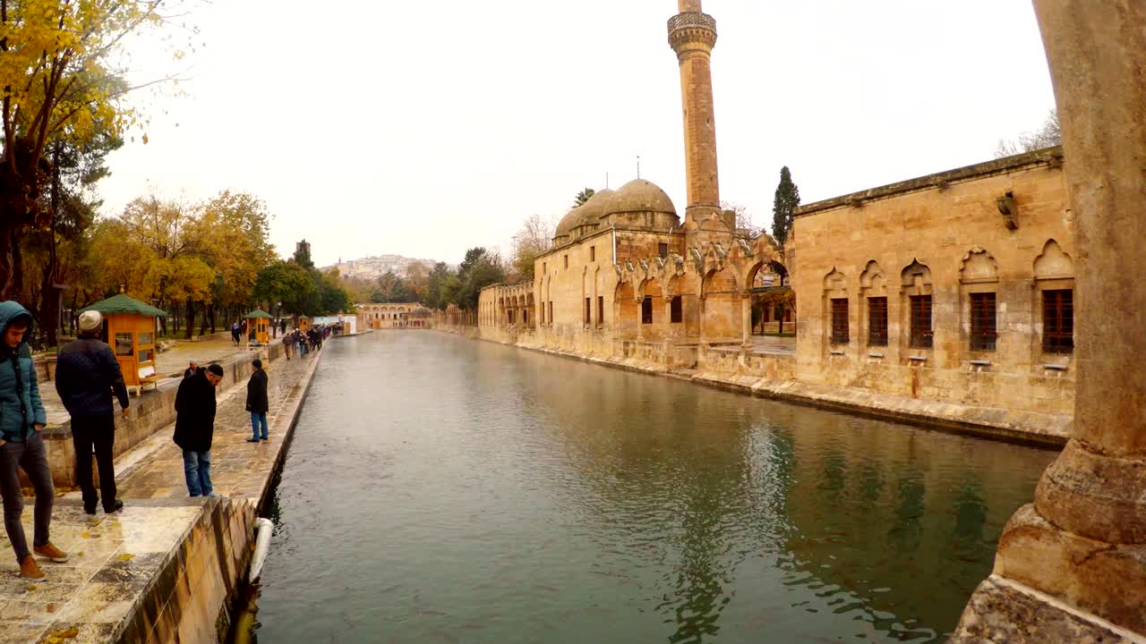 vista de balikligol y la mezquita de halil-ur-rahman en la niebla del invierno sanliurfa