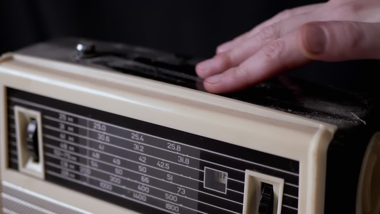 여자 손은 손가락으로 오래된 수신기의 표면에서 먼지를 습니다.