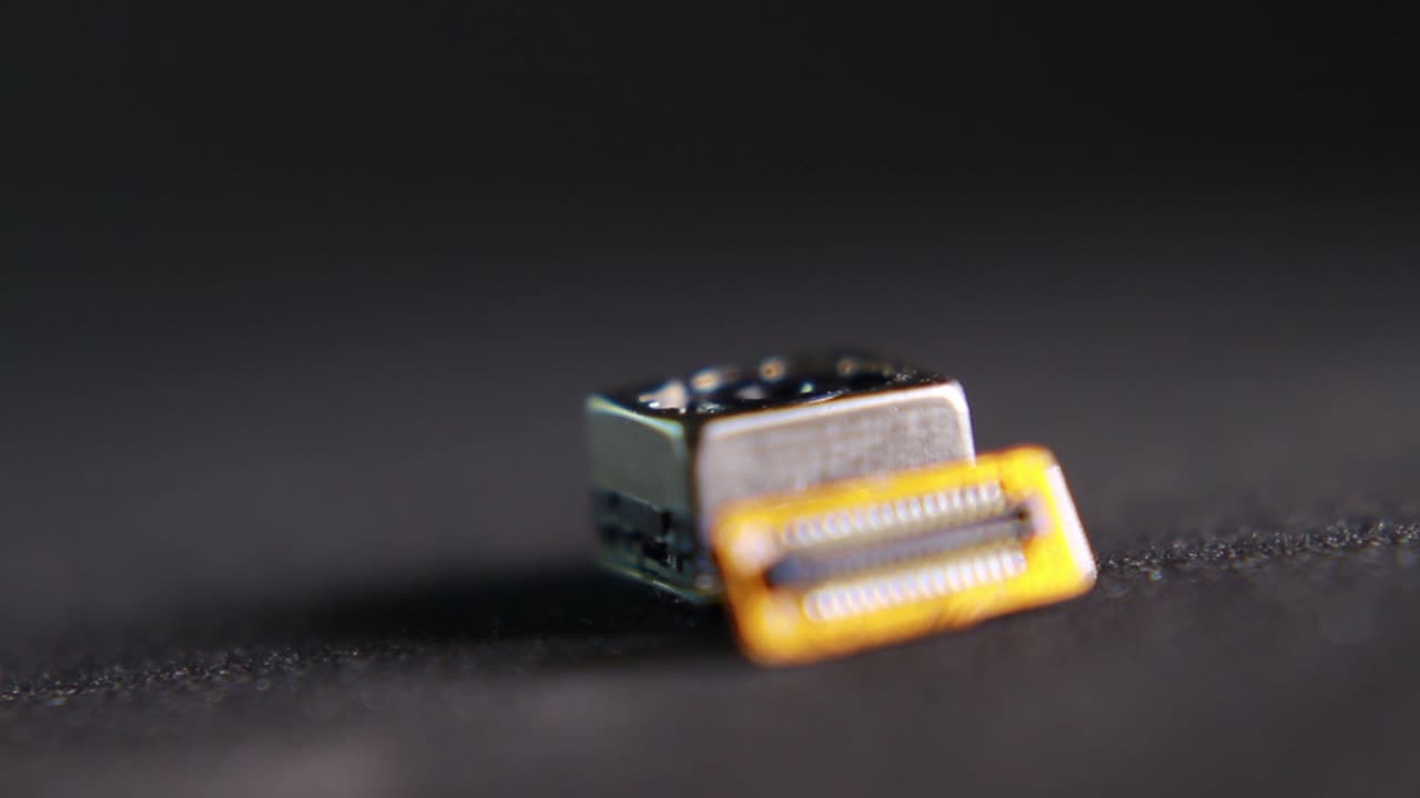 primer plano macro de la lente de la cámara trasera del teléfono inteligente reemplazada