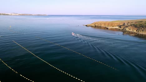 Exceso-De-Velocidad-En-Barco-Más-Allá-De-Las-Redes-De-Pesca-En-La-Costa-Del-Mar-Negro-Sozopol-Towrds-Burgas