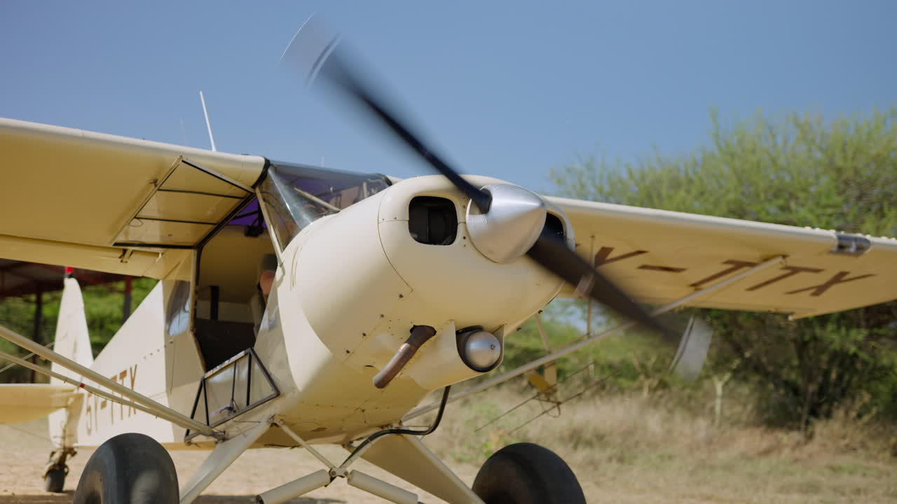 Primo piano di un motore di aereo a elica che si avvia e si ferma
