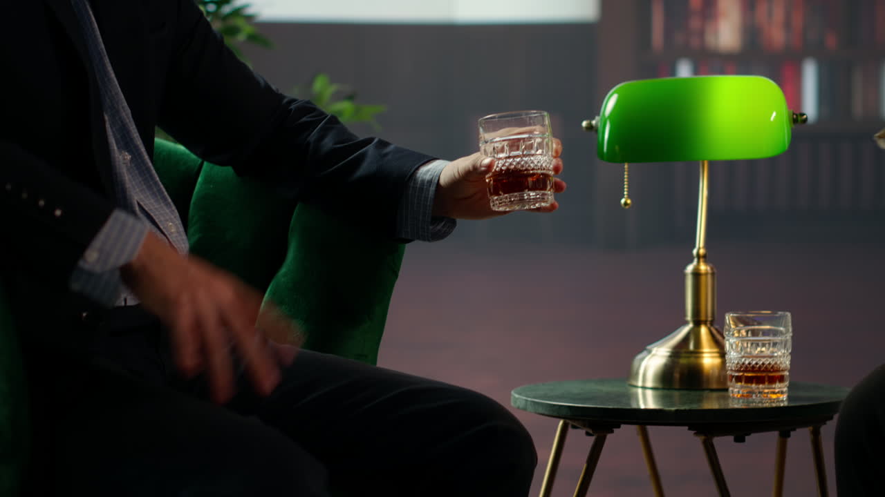 다채로운 스파이 듀오가 최고 비밀 문서를 읽고 있습니다.