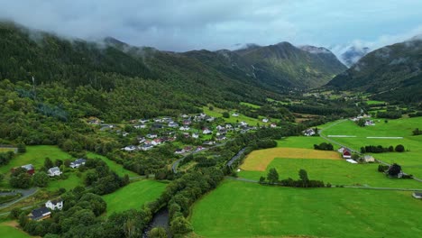 Antena-Sobre-Los-Valles-Cerca-De-Syvde,-Municipio-De-Vanylven,-Noruega