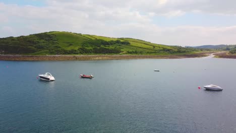 Paseos-En-Bote-Por-El-Atlántico-Salvaje-Y-Navegación-En-Un-Fiordo-En-Un-Día-De-Verano,-En-Mayo-Al-Oeste-De-Irlanda