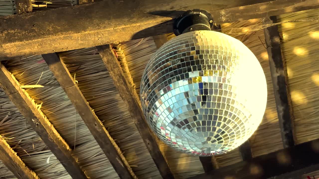 Una bola de discoteca refleja la luz del sol en Khao Yai