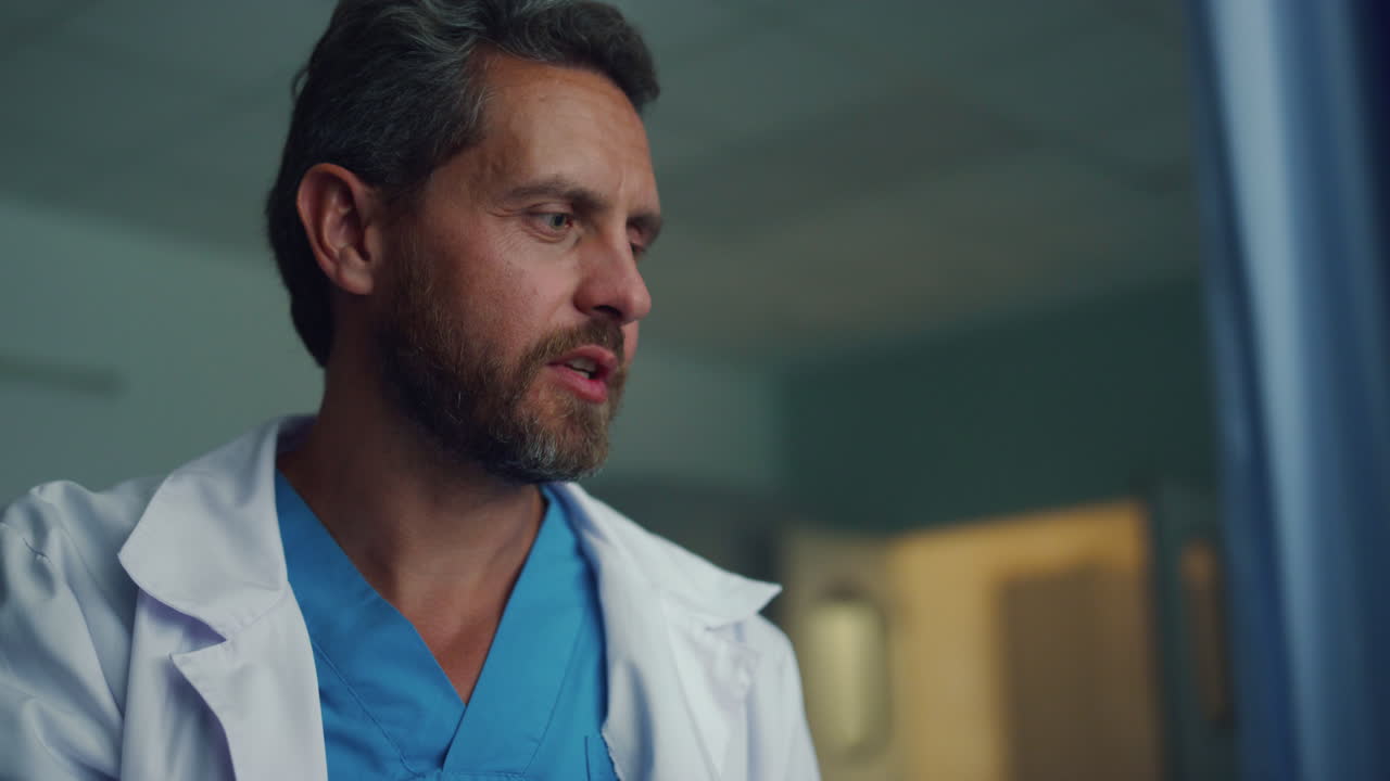 visita del terapeuta al paciente en el pabellón de la clínica retrato. examen médico en el hospital