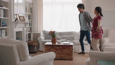 Feliz-Padre-E-Hija-Bailando-En-Casa-Adolescente-Divirtiéndose-Bailando-Con-Papá-Celebrando-Juntos-El-Fin-De-Semana-Imágenes-De-4k