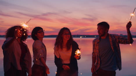amigos celebrando el atardecer con sparkler