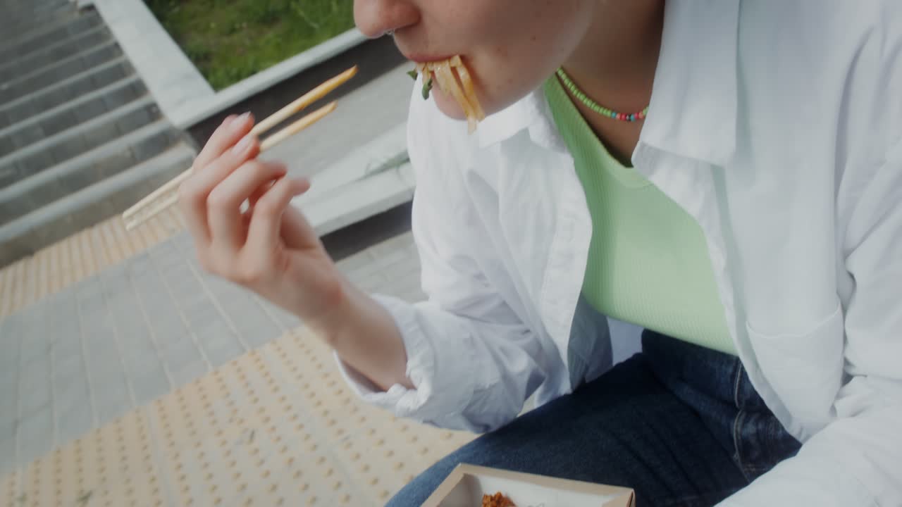 야외에서 을 먹는 여자