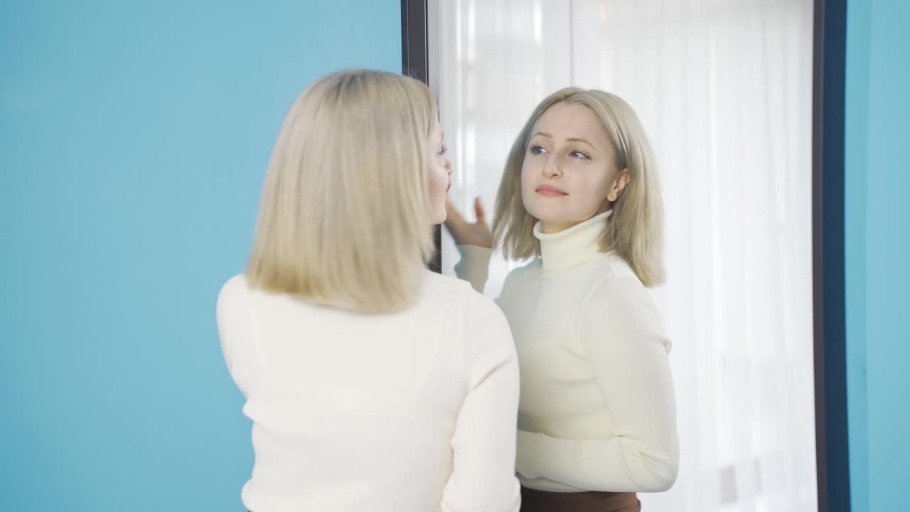 집에서 거울에 자신을 바라보는 광고 여성.