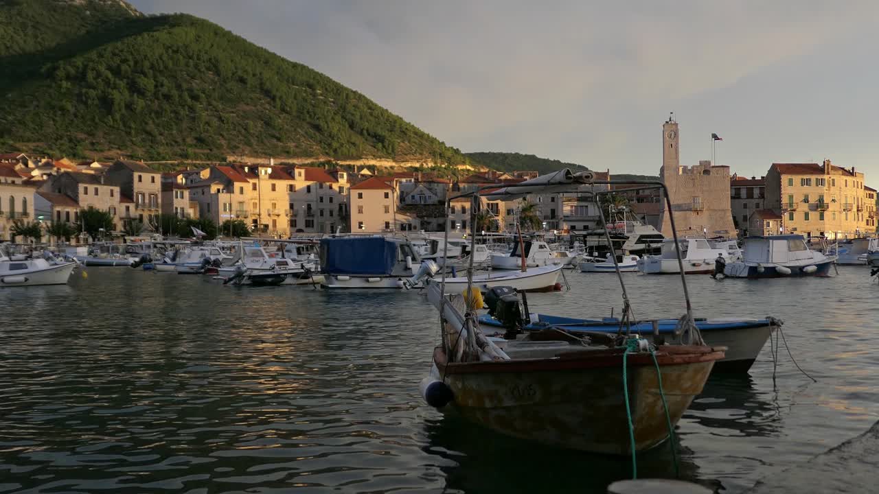 비스 섬, 코미자, 크로아티아, 구시가지 와 항구 에서 해가 지는 것