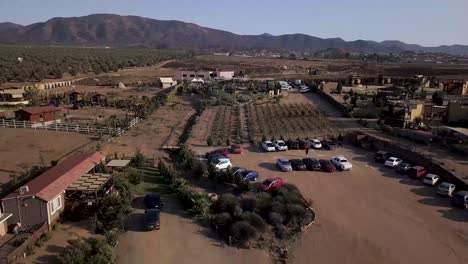 Drone-Volando-De-Regreso-De-Una-Fiesta-De-Bodas-En-Una-Casa-Grande-En-Medio-De-Un-Valle