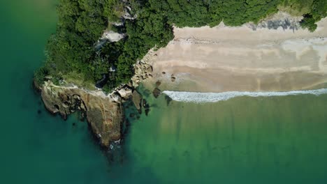 Stativdrohne-Schoss-Von-Wellen-Ab,-Die-An-Einem-Versteckten-Strand-An-Der-Küste-Brachen