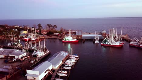 barcos camaroneros en el muelle aéreo en oriental nc, carolina del norte