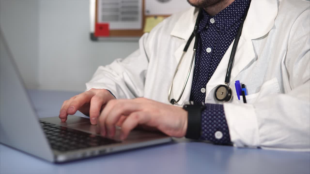 médico trabajando en la computadora portátil