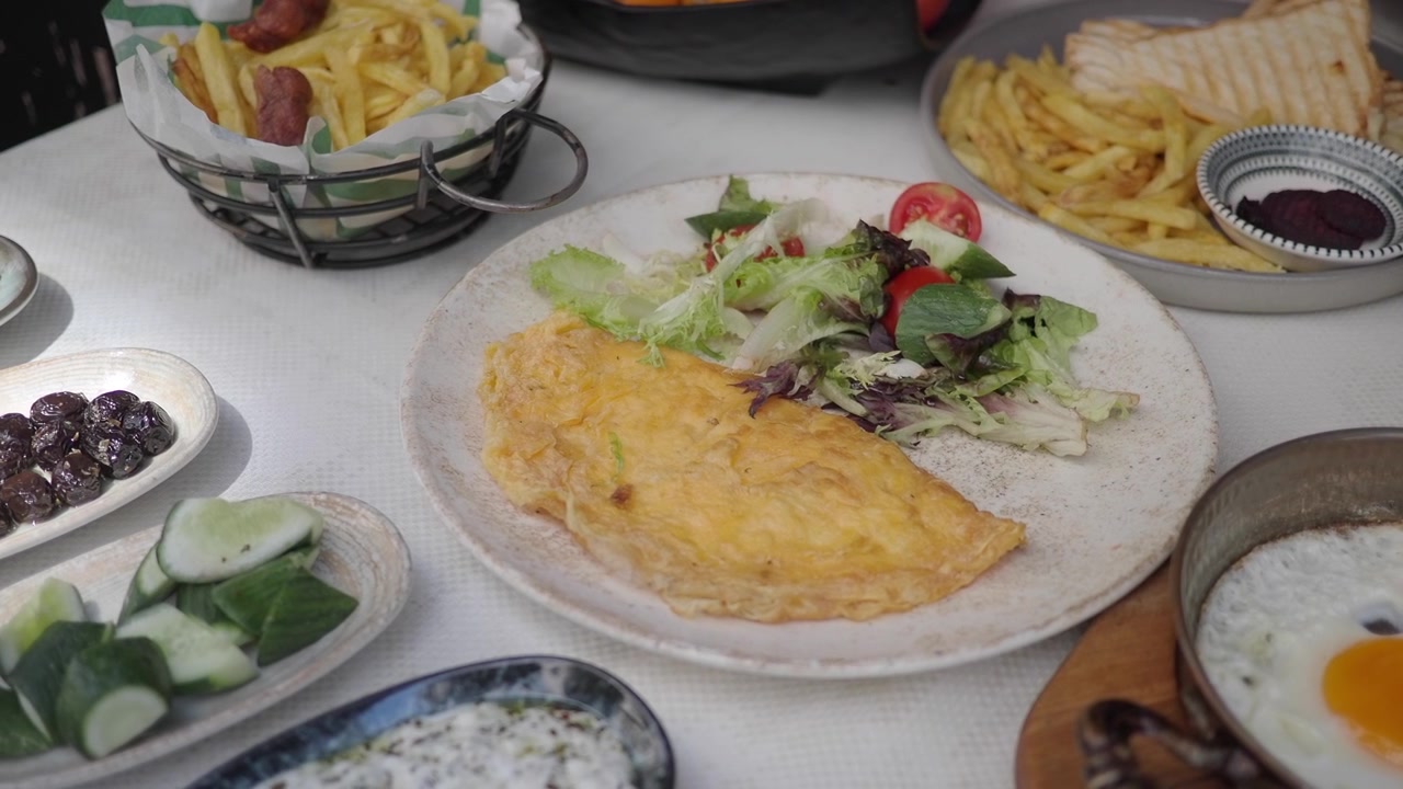 Ricca colazione con omelette e vari contorni