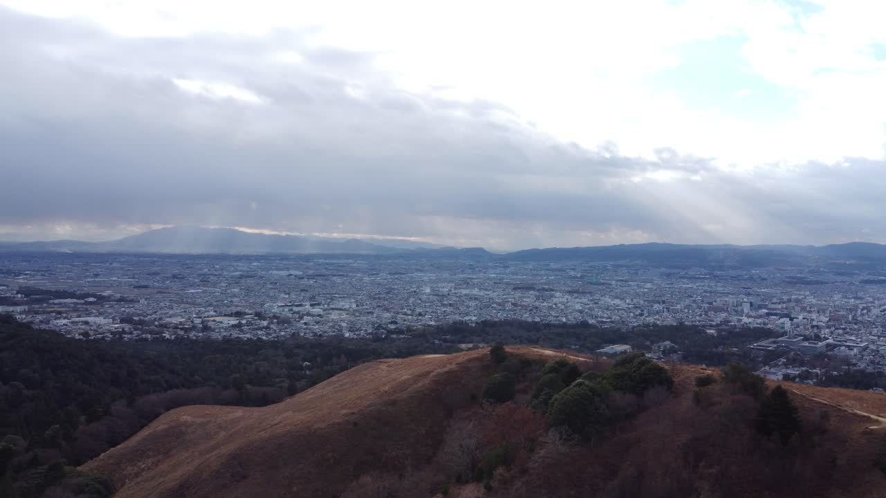 vista aérea del horizonte en el monte wakakusa, nara