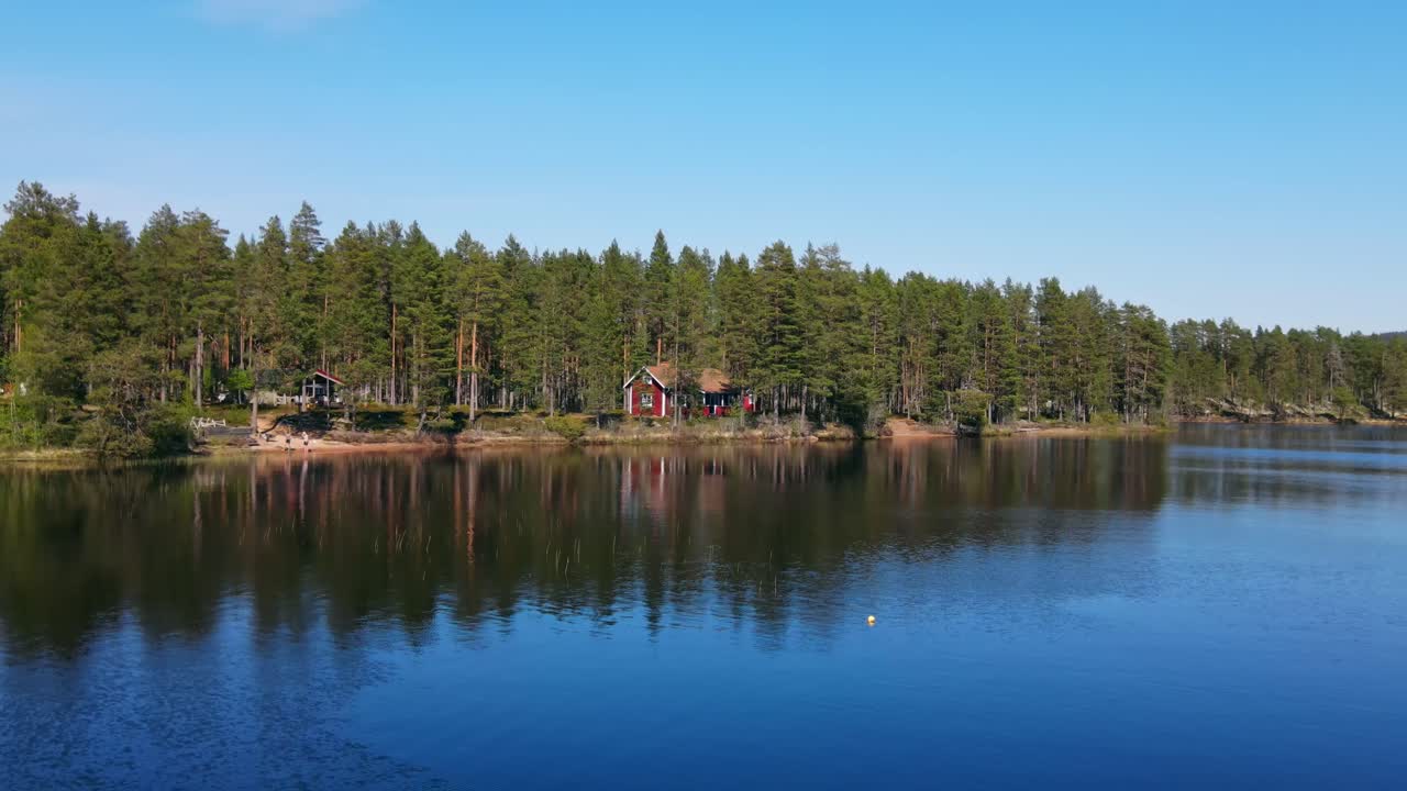 반사가 있는 고요한 호수 - lake busjon, appelbo, dalarna, sweden - 공중 드론 샷