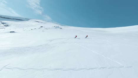 Extreme-downhill-skiing-in-majestic-landscape-of-Svalbard,-FPV-slow-motion-view