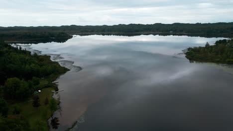 Rastreando-La-Costa-A-Lo-Largo-Del-Pequeño-Lago-Negro-En-Muskegon,-Mi