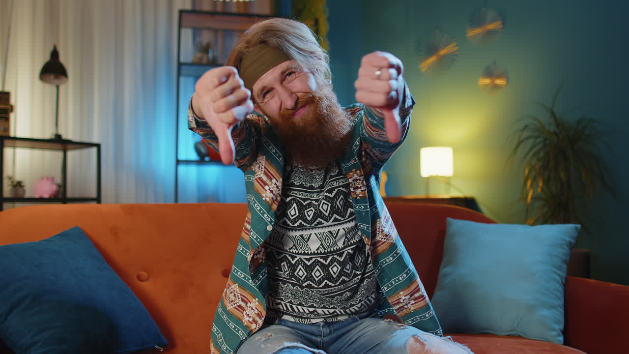 расстроенный молодой человек показывает пальцы вниз, не нравится плохая работа, неодобрение, неудовлетворенная обратная связь дома