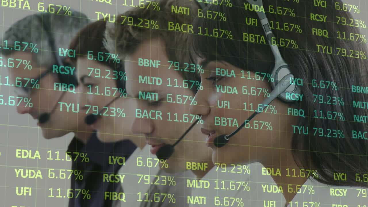 전화 헤드 ⁇ 을 사용하는 비즈니스 사람들에 대한 금융 데이터 처리 애니메이션