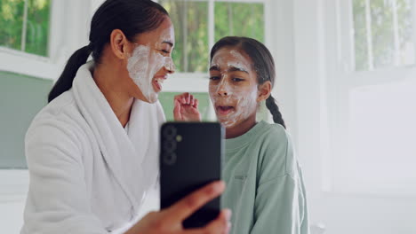 Selfie,-Madre-Y-Facial-De-Niño-Gracioso-En-El-Baño