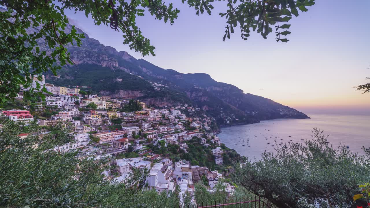 amanecer de lapso de tiempo desde la terraza en positano, italia, bellamente enmarcado por un árbol